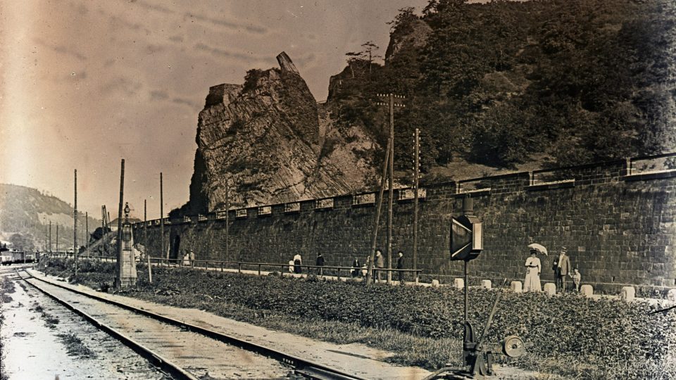 V polovině 19. století byla při stavbě železniční tratě spojující německé Drážďany a Ústí nad Labem s Prahou velká část skály odtěžena