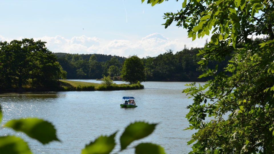 U přehrady je půjčovna lodiček, šlapadel a padleboardů