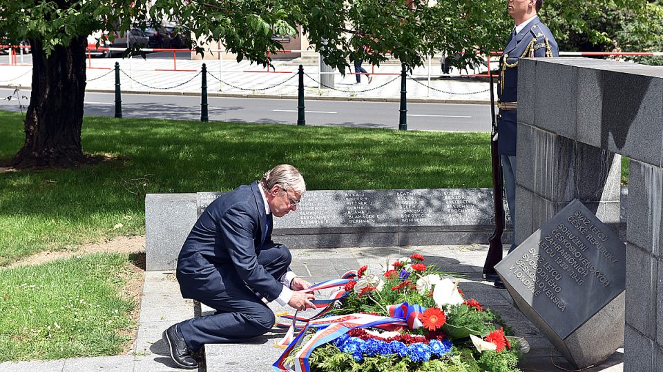 Setkání s válečnými veterány při příležitosti 76. výročí bitvy o Anglii, pietní akt na náměstí Svobody