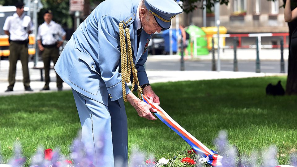 Setkání s válečnými veterány při příležitosti 76. výročí bitvy o Anglii, pietní akt na náměstí Svobody