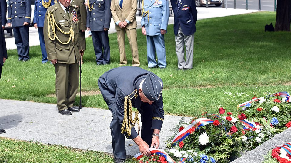 Setkání s válečnými veterány při příležitosti 76. výročí bitvy o Anglii, pietní akt na náměstí Svobody