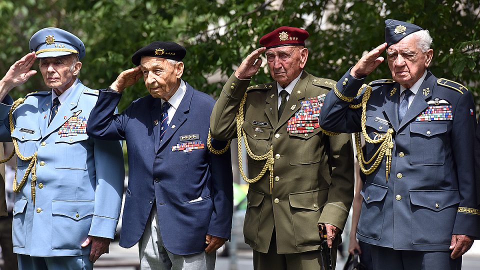 Setkání s válečnými veterány při příležitosti 76. výročí bitvy o Anglii, pietní akt na náměstí Svobody