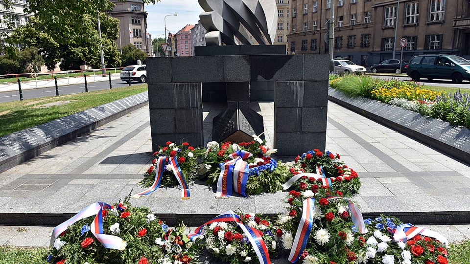 Setkání s válečnými veterány při příležitosti 76. výročí bitvy o Anglii, pietní akt na náměstí Svobody