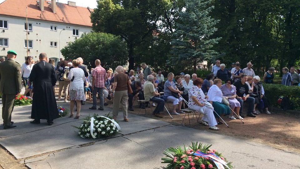 Lidé v Žatci uctili památku zavražděných z Českého Malína na Volyni
