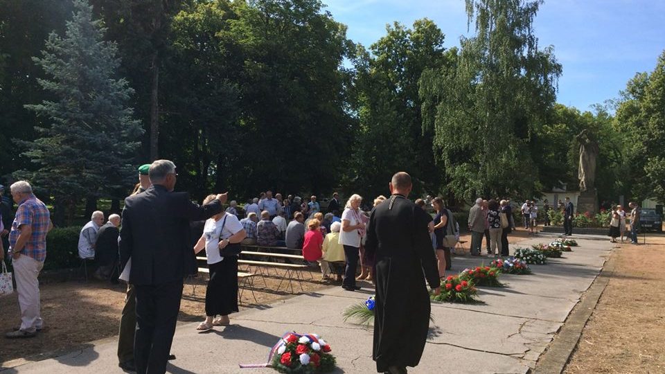 Lidé v Žatci uctili památku zavražděných z Českého Malína na Volyni