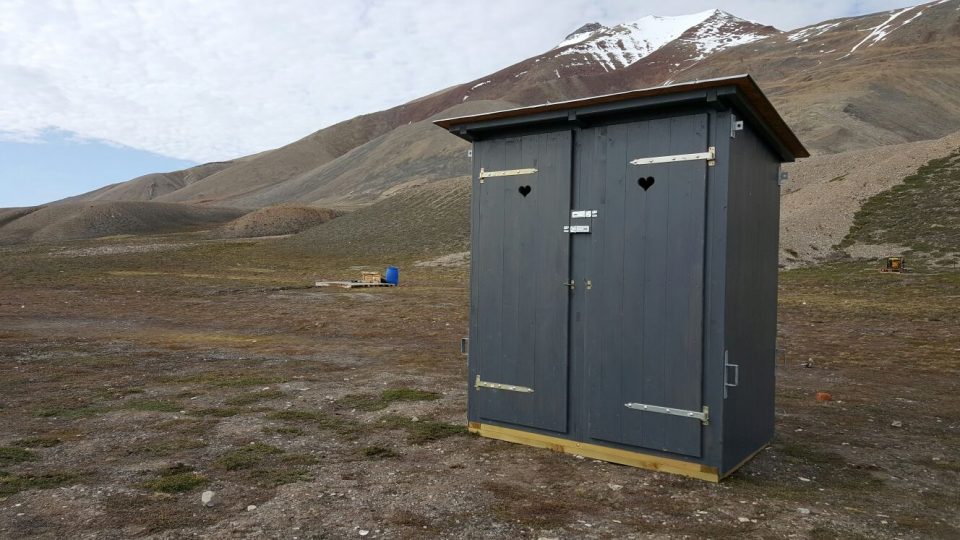 Toaleta v arktické divočině. I v kadibudce je dělobuch, aby mohl polárním v případě potřeby odehnat medvěda