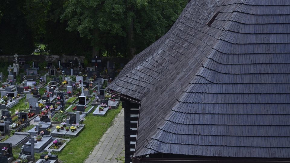 Hřbitov a kostel se šindelovou střechou