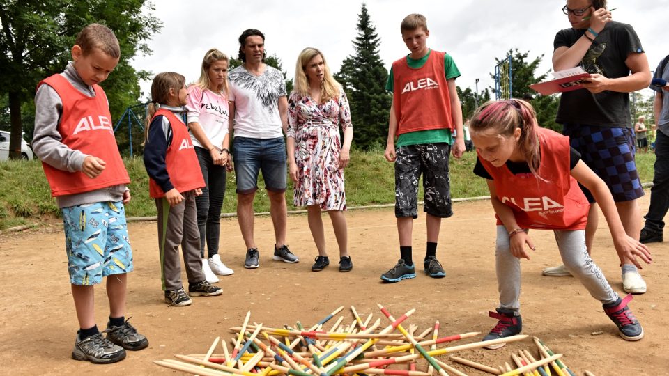 Hokejista Jaromír Jágr a ministryně školství Kateřina Valachová přijeli na letní tábor do jihočeského Štědronína. Léto zde tráví děti, které trpí cukrovkou a celiakií