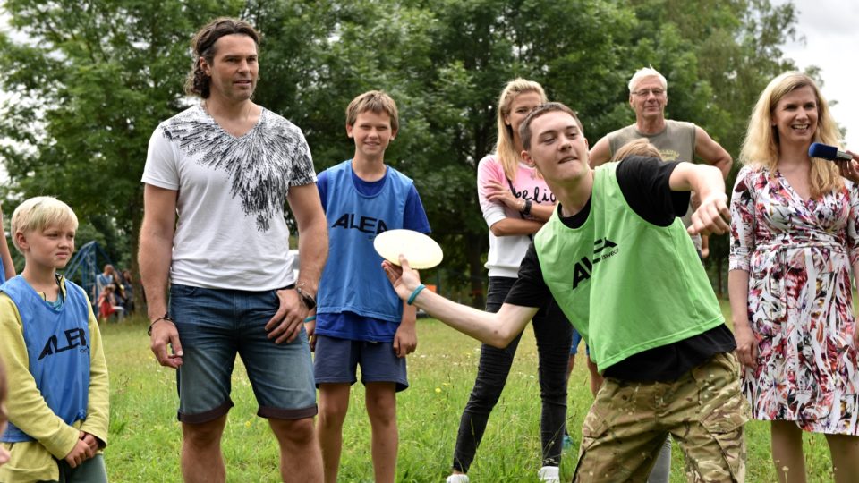 Hokejista Jaromír Jágr a ministryně školství Kateřina Valachová přijeli na letní tábor do jihočeského Štědronína. Léto zde tráví děti, které trpí cukrovkou a celiakií | foto: Filip Jandourek Hokejista Jaromír Jágr a ministryně školství Kateřina Valachová přijeli na letní tábor do jihočeského Štědronína. Léto zde tráví děti, které trpí cukrovkou a celiakií