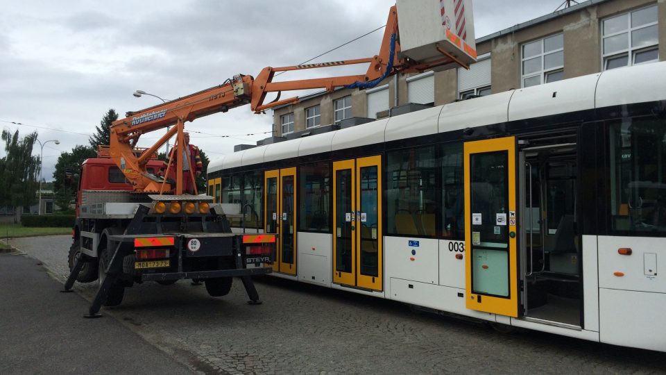 Tahač se speciálním návěsem přivezl do Mostu úplně novou exkluzivní nízkopodlažní tramvaj EVO 1