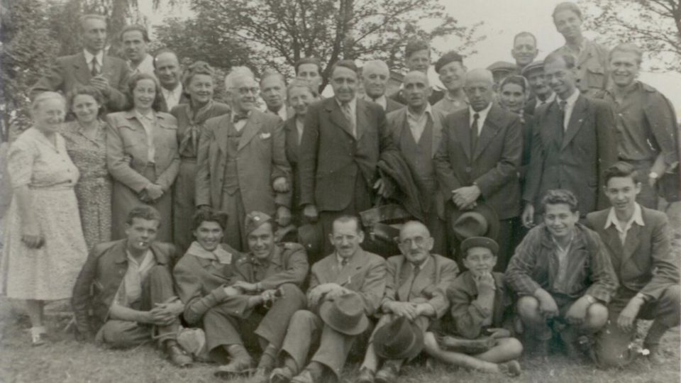 Brigáda na židovském hřbitově v Olomouci 1947 nebo 1948 (spodní řada 2. zleva - Zuzana Beckmannová)