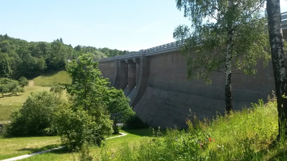 Hráz Žermanické přehrady se tyčí do výše 32 metrů a v koruně je dlouhá půl kilometru