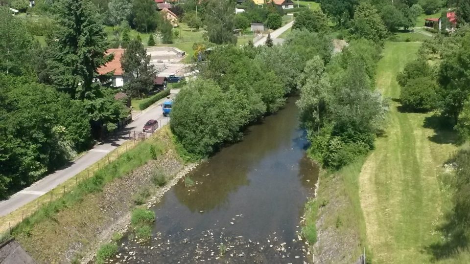Řeka Lučina po výtoku z hráze pokračuje nespoutaně až do Ostravy, kde se vlévá do Ostravice