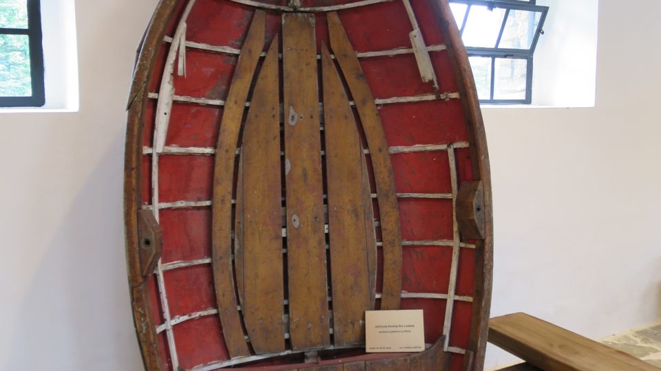 Jeden z historických exponátů dřevěných lodí