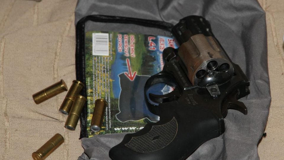 Při domovních prohlídkách se našlo pět střelných zbraní, z toho tři nelegálně držené včetně samopalu s tlumičem i optikou