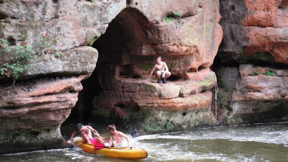 Uměle vytvořená průrva v pískovcové skále láká vodáky i „pěší“ zájemce | foto: Jaroslava Mannová Uměle vytvořená průrva v pískovcové skále láká vodáky i „pěší“ zájemce