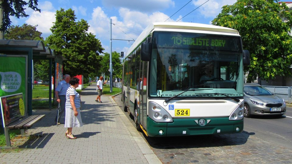 Jednou z hojně využívaných zastávek trolejbusu 16 je Fakultní nemocnice na Borech
