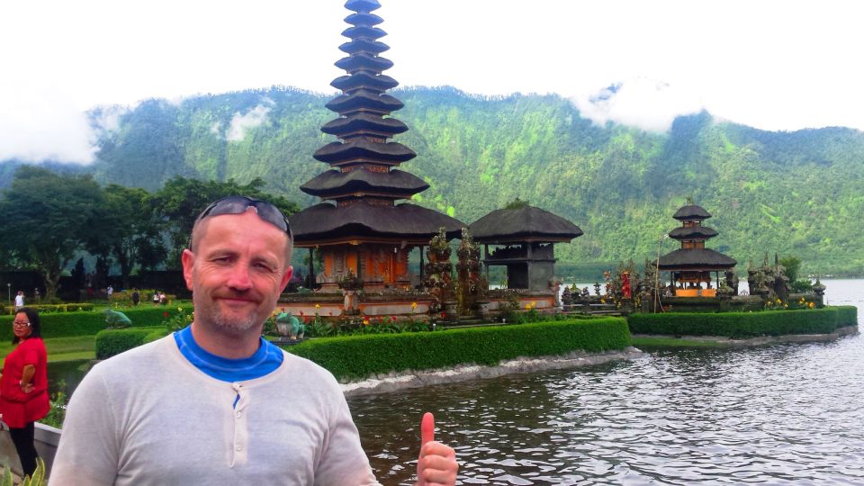 Milan Knotek u vodního chrámu Wisata na Bali