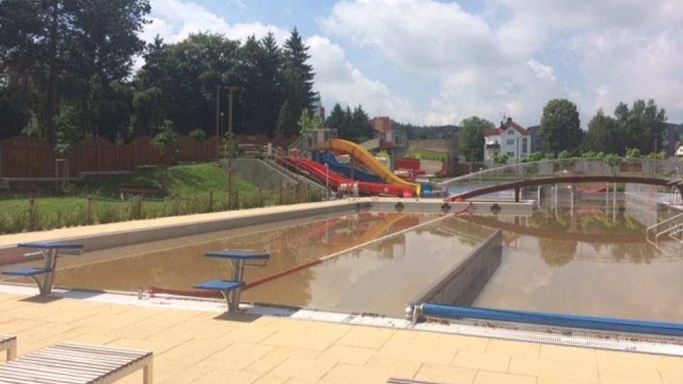 Přívalový déšť znečistil vodu v bazénech a zničil čerpadla na městské plovárně v Týně nad Vltavou