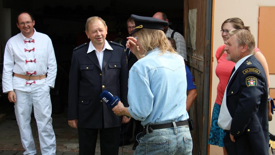 Při předávání cen se hasiči znovu setkali s redaktorem Zdeňkem Zajíčkem