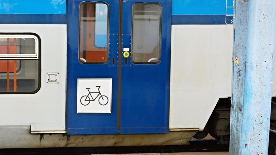 Piktogram kola bývá většinou přímo na dveřích do vlaku