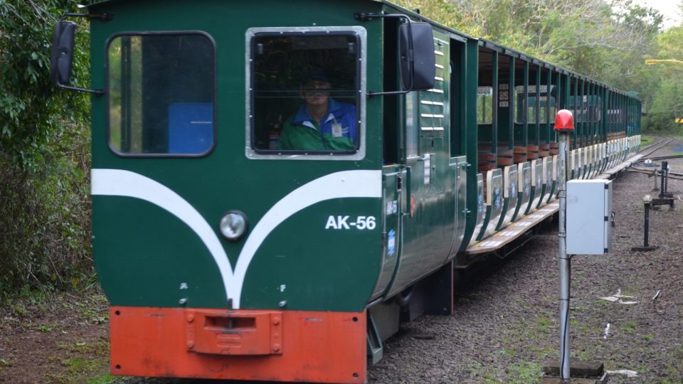 Turistický vláček, který vozí návštěvníky na vyhlídku k Ďáblovu chřtánu