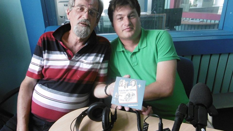 Umělecký vedoucí ansámblu Blue Star Václav Marek a František Mifek ve studiu Českého rozhlasu Hradec Králové