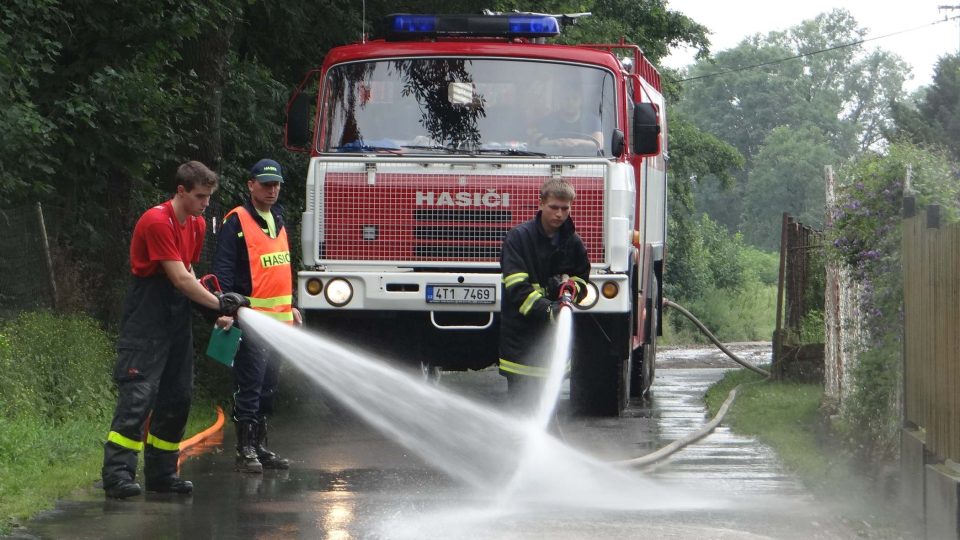 Likvidace následků přívalového deště v Třebomi na Opavsku