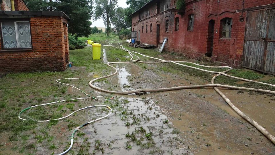 Likvidace následků přívalového deště v Třebomi na Opavsku