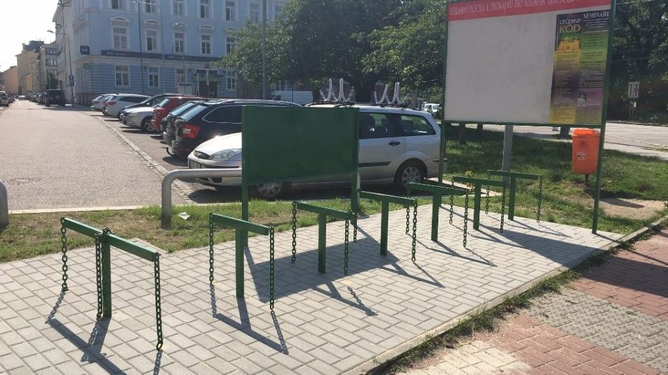 Železné konstrukce svařené do tvaru písmene T a opatřené volně visícími řetězy mají sloužit jako kolostavy. Nelíbí se však radním a ani cyklisté nechápou, jak si k nim zamknout kola