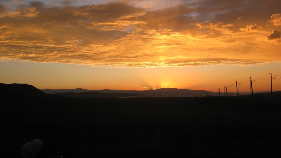 Působivý západ slunce před městem Ninotsminda. Nedaleko gruzínsko-arménské hranice