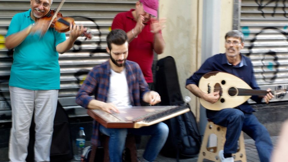 Skupina muzikantů ze syrského Aleppa, kteří přišli o svůj domov