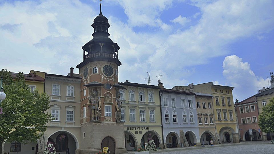 Náměstí v Hostinném s renesanční budovou radnice