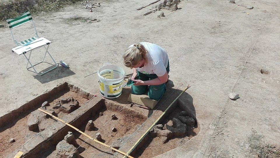 Studentka prvního ročníku archeologie Eliška Němcová prozkoumává jeden z hrobů. Jak hrady z písku vypadají archeologické sondy u Vojenice na Rychnovsku