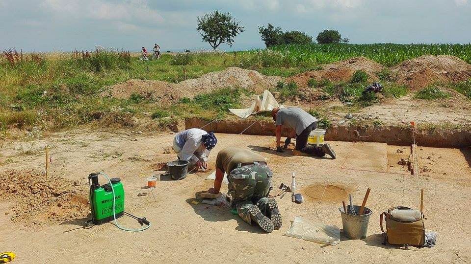 Jak hrady z písku vypadají archeologické sondy u Vojenice na Rychnovsku