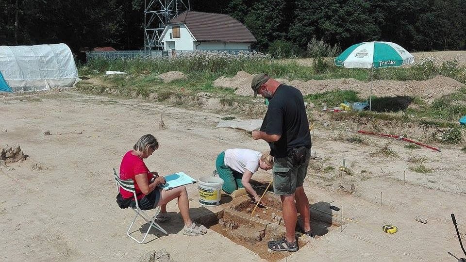 Jak hrady z písku vypadají archeologické sondy u Vojenice na Rychnovsku
