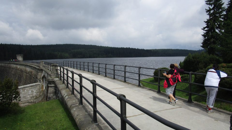 Nad Bedřichovem je jedna z několika jizerskohorských přehrad, která přitahuje kroky turistů i zájemce o koupání