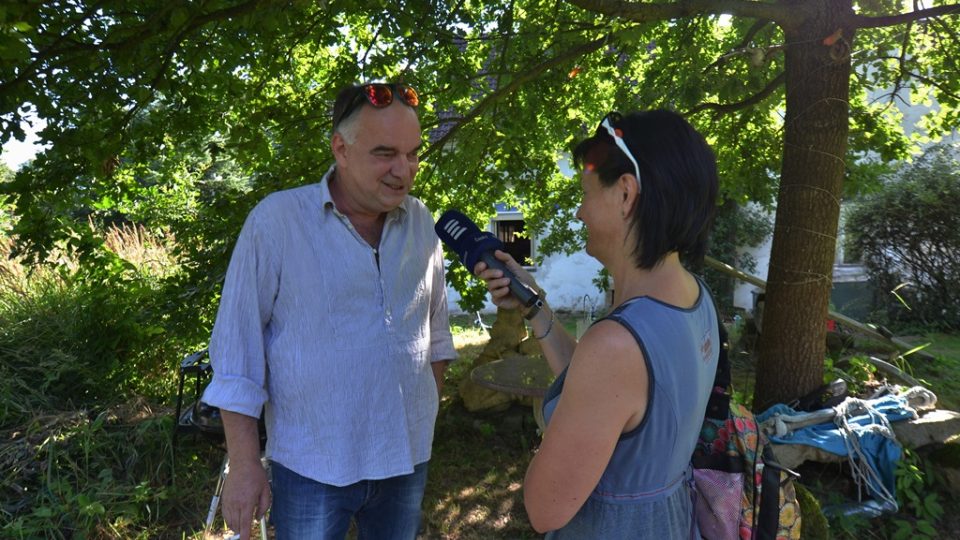 Ředitel festivalu Ondřej Trojan s reportérkou Českého rozhlasu Pavlou Kuchtovou