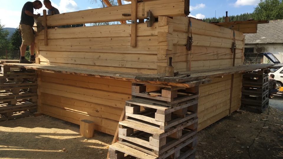 Dřevěnou roubenku postavili tesaři v jižních Čechách, pak ji přestěhovali na sever