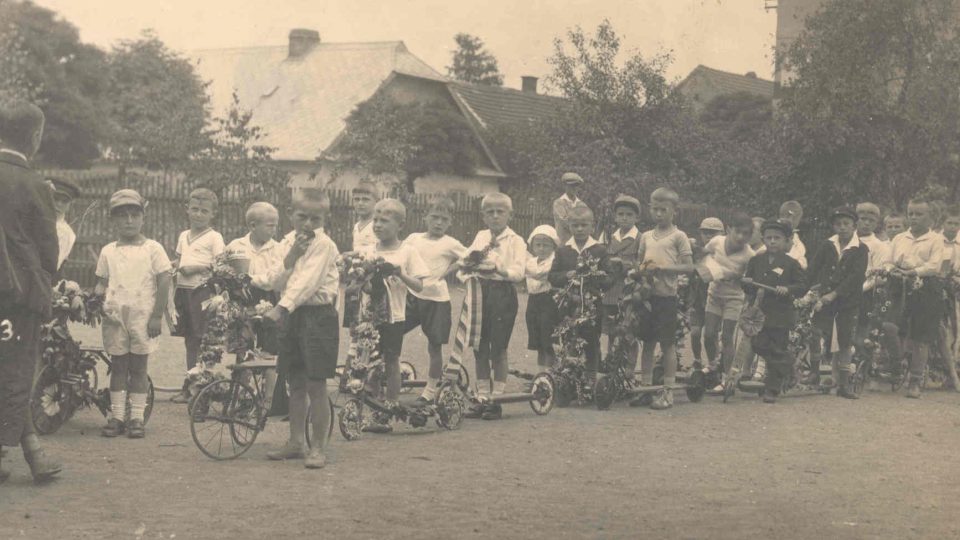 František Wiendl (v tmavém na koloběžce - druhý z prava), 30. léta, školní průvod, Voříškova ulice v Klatovech