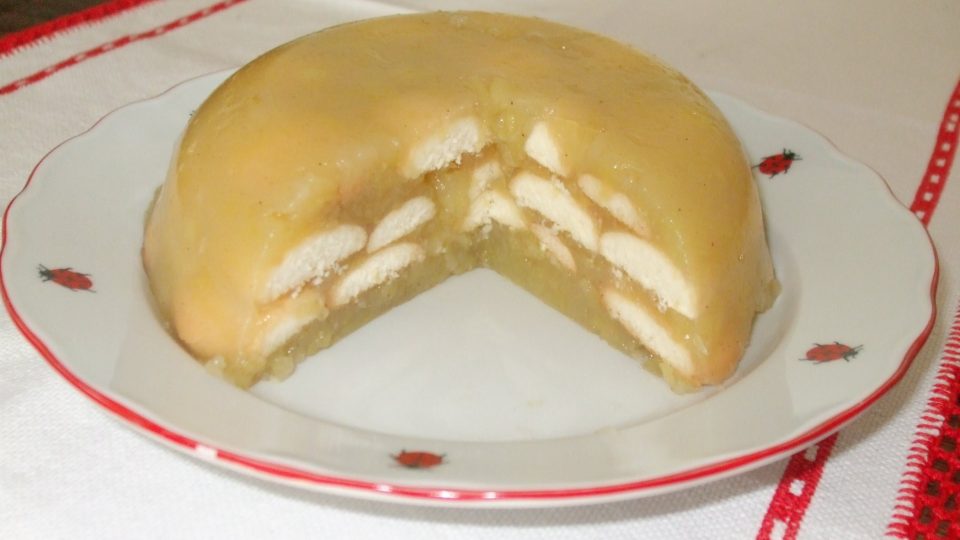 Jablečný pudinkový dort s piškoty