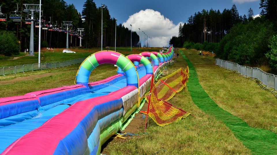 300 metrů dlouhá skluzavka v olympijském parku v Lipně nad Vltavou