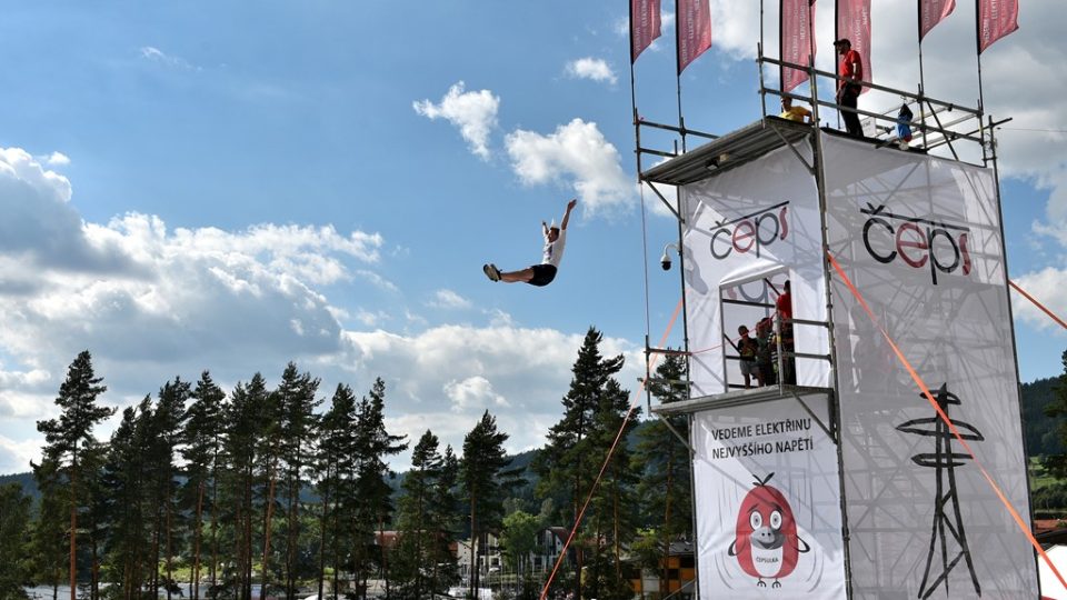 Odvážní návštěvníci olympijského parku mohou skočit z výšky 10 metrů