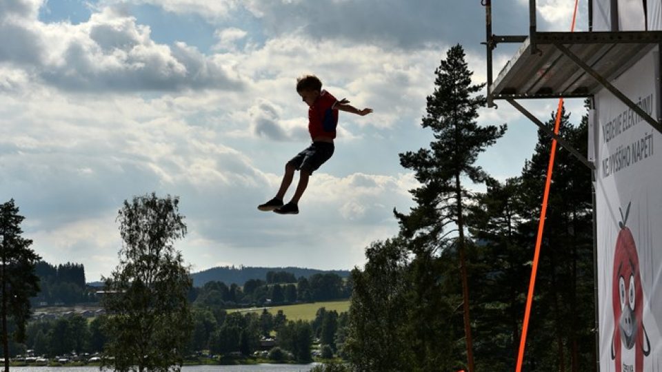 Děti v olympijském parku skáčou ze šesti metrů