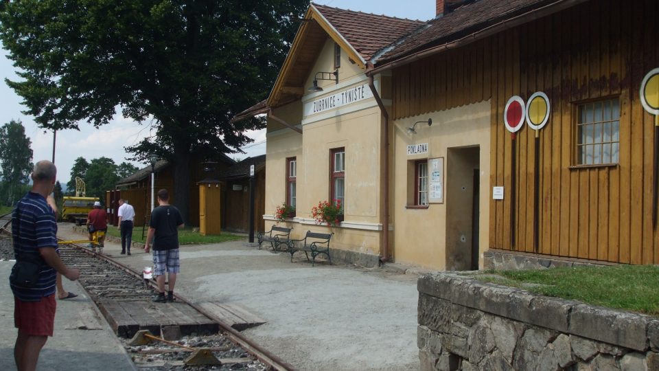 Zubrnická museální železnice vás sveze historickým motorákem Hurvínkem