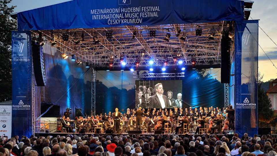 Carl Orff: Carmina Burana. Slavnostní závěrečný koncert 25. ročníku MHF Český Krumlov v Pivovarské zahradě