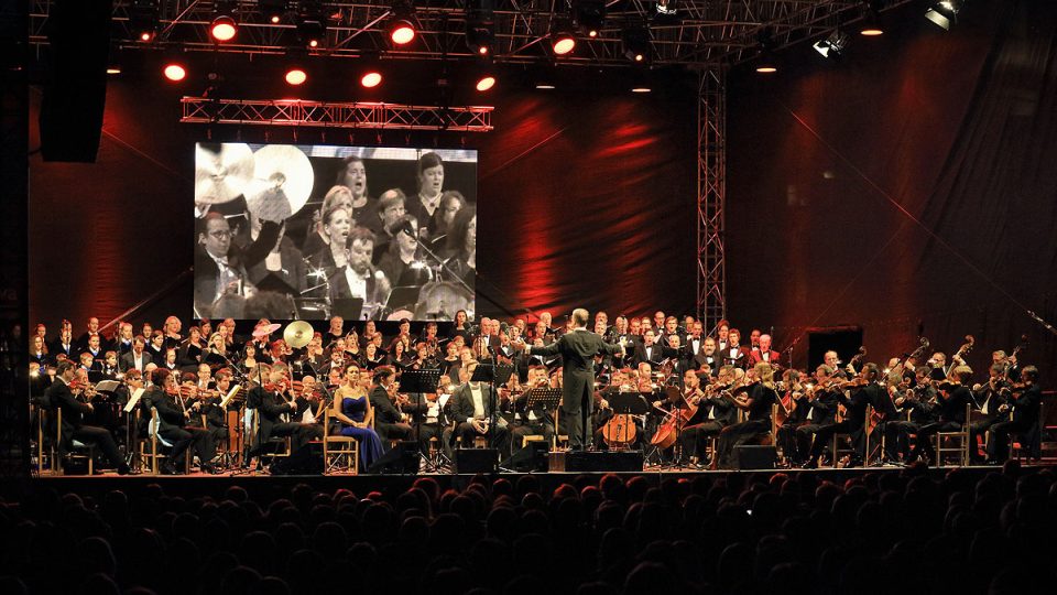 Carl Orff: Carmina Burana. Slavnostní závěrečný koncert 25. ročníku MHF Český Krumlov v Pivovarské zahradě