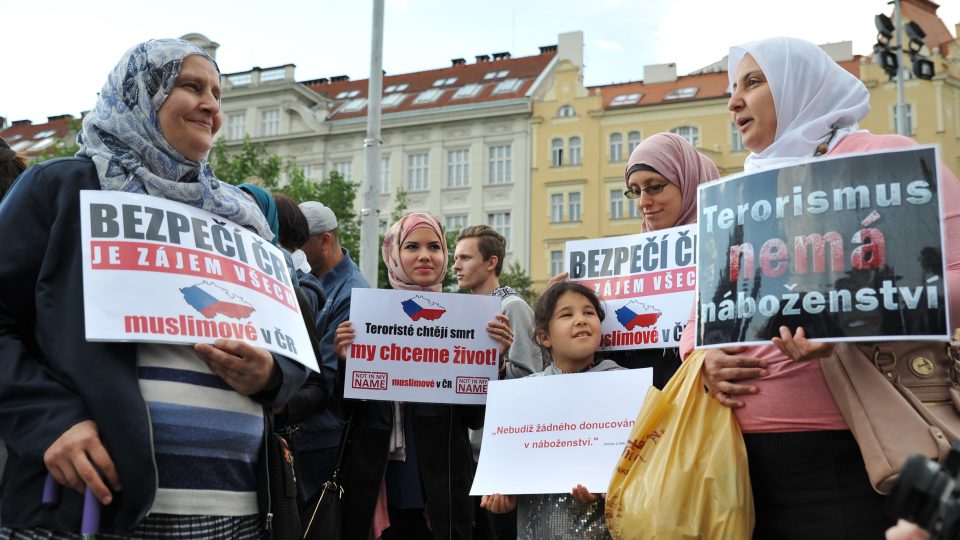 Společná modlitba křesťanů a muslimů v kostele Nejsvětějšího Srdce Páně na pražském náměstí Jiřího z Poděbrad