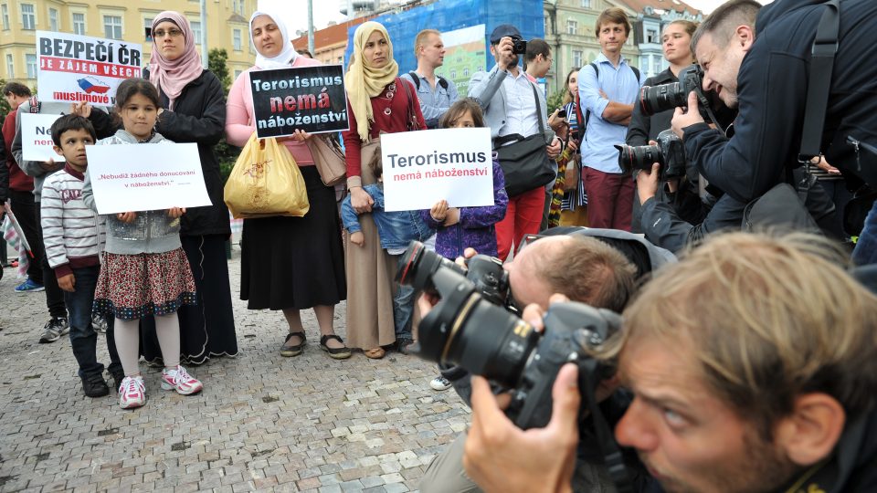 Společná modlitba křesťanů a muslimů v kostele Nejsvětějšího Srdce Páně na pražském náměstí Jiřího z Poděbrad