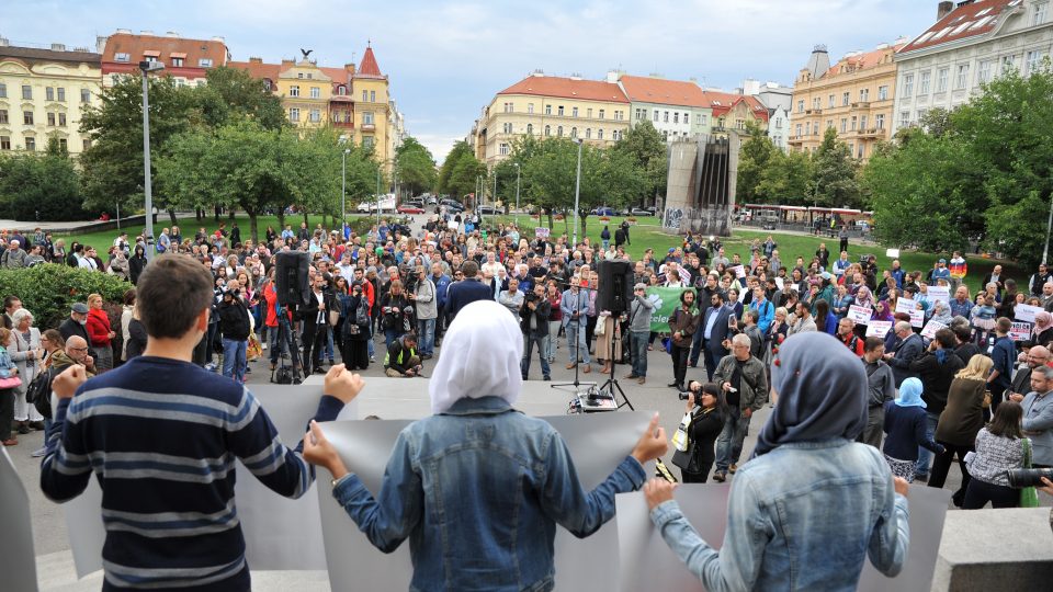 Společná modlitba křesťanů a muslimů v kostele Nejsvětějšího Srdce Páně na pražském náměstí Jiřího z Poděbrad